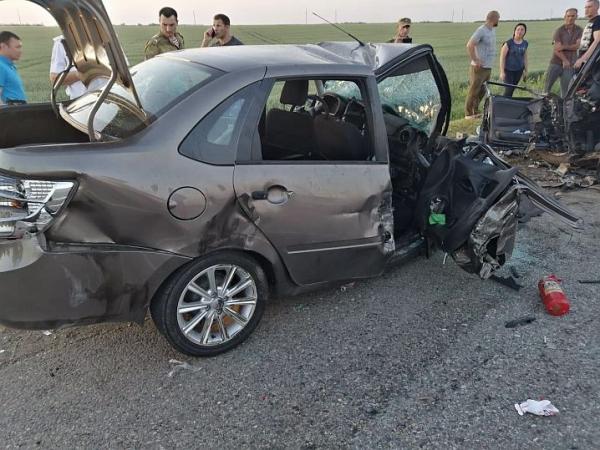 2&nbsp;человека погибли и&nbsp;4&nbsp;получили ранения в&nbsp;крупном ДТП на&nbsp;Ставрополье